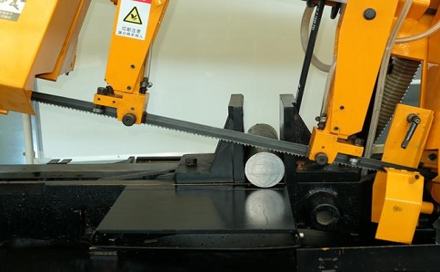 龙川数控带锯床自动送料精度会出现偏差吗？